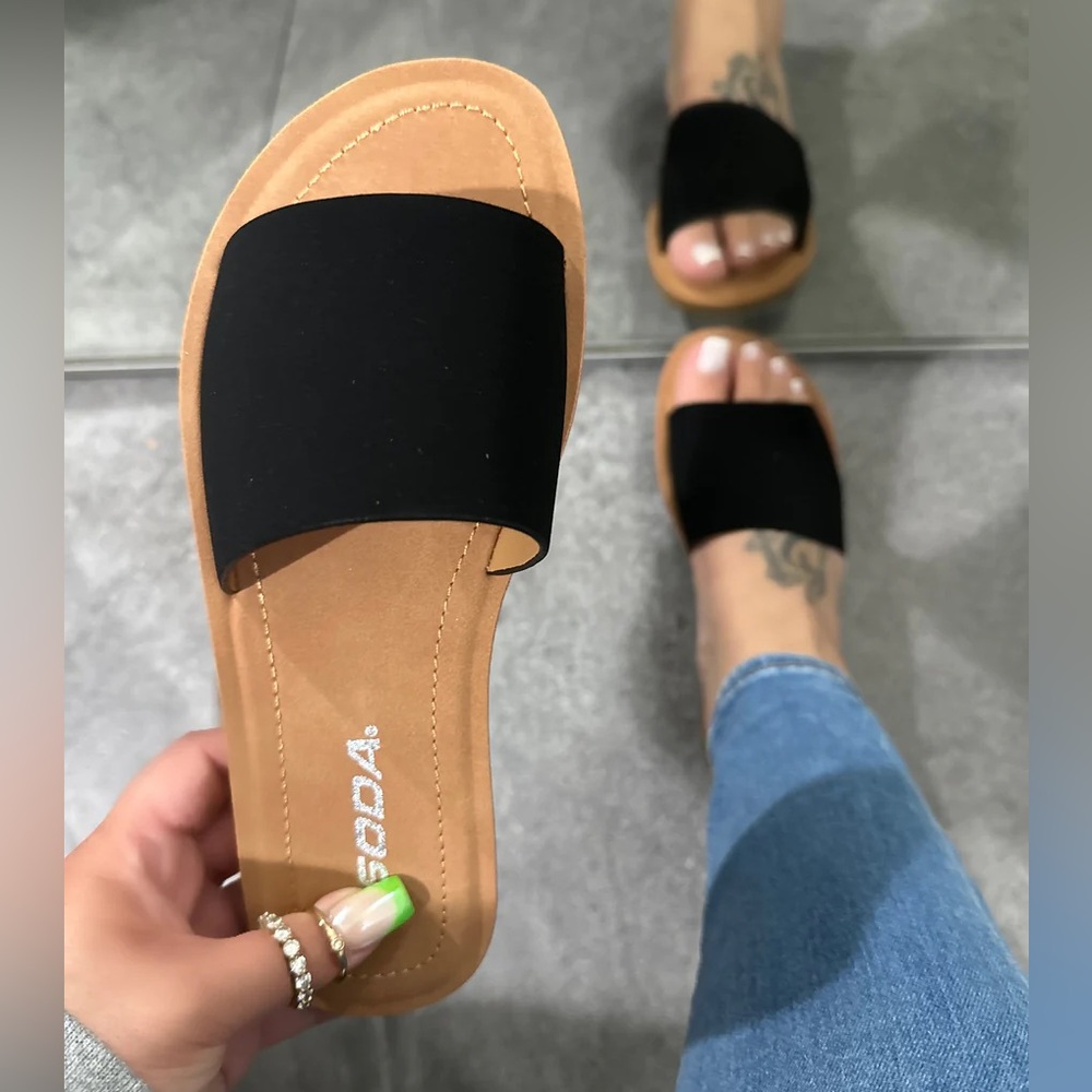 NEW! SOFT SOLE THICK SINGLE STRAP CASUAL BLACK SANDALS